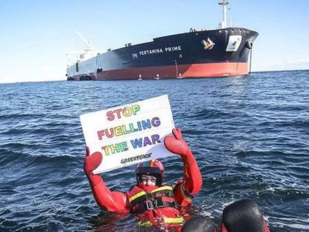 Seorang penyelam Greenpeace yang mencegat kapal Pertamina Prime di perairan Denmark. (Istimewa).