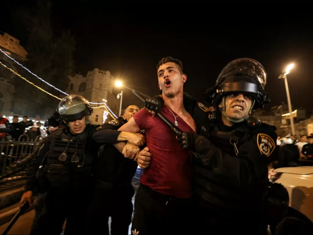 Seorang warga Palestina diamankan oleh polisi Israel. (REUTERS/Ammar Awad)