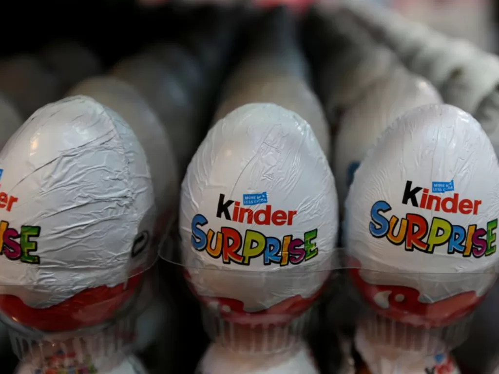 Telur coklat kinder yang terpajang di Supermarket. (REUTERS/Caren Firouz/)
