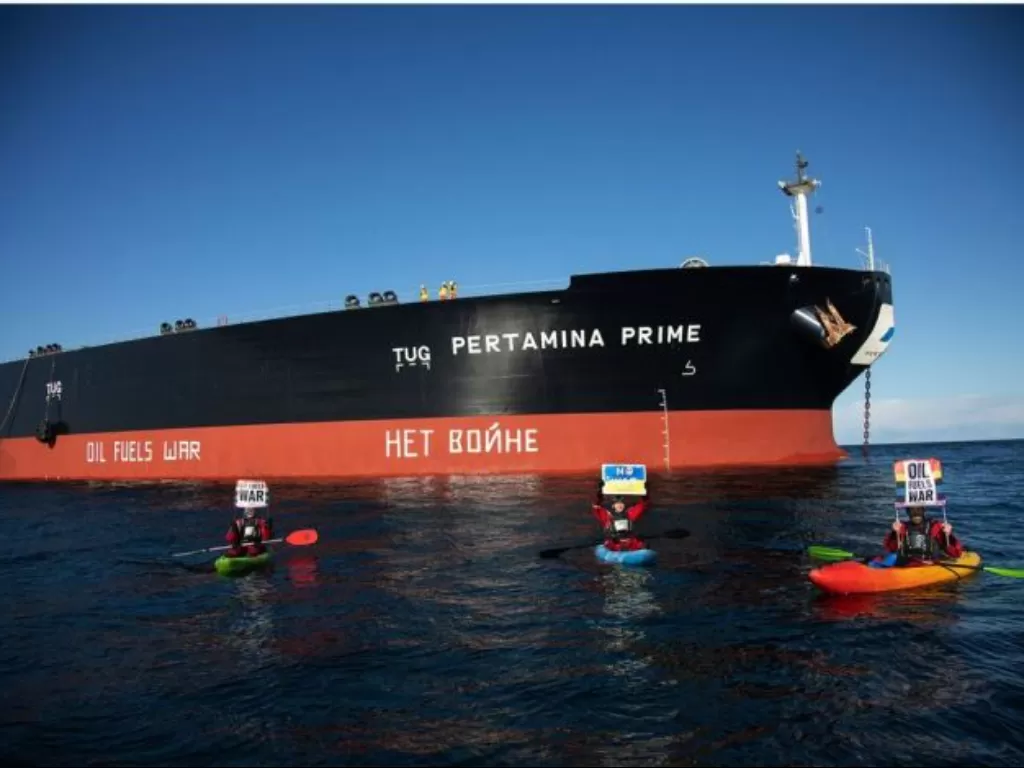 Kapal Pertamina Prime dicegat Greenpeace. (Instagram/@kbuus/Greenpeace)