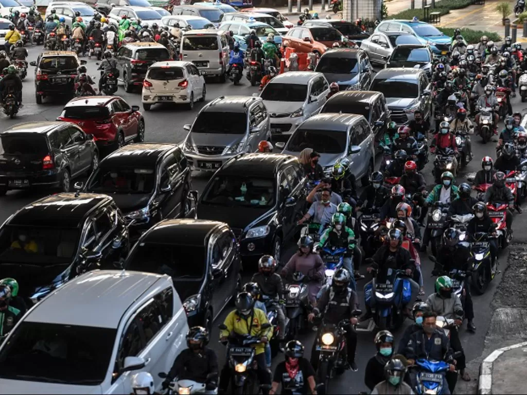 Sejumlah kendaraan berjalan perlahan saat terjebak macet di Jalan Wolter Mongonsidi, Jakarta. (ANTARA FOTO/Hafidz Mubarak A)