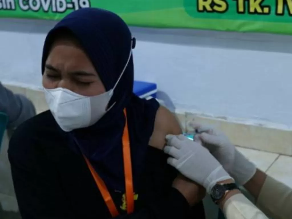 Seorang atlet sepak takraw Sultra menjalani vaksinasi COVID-19 di Rumah Sakit Ismoyo Korem 143/Haluoleo, Kendari, Sulawesi Tenggara, Rabu (5/8/2021) sebelum berangkat pada PON XX Papua. (Dok. Penrem 143/Haluoleo)