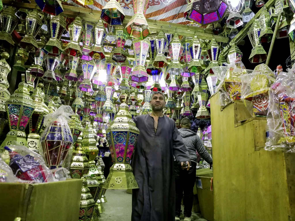 Seorang pedagang menjual lentera atau disebut fanous untuk dekorasi rumah saat Ramadhan ibu kota Kairo, Mesir (REUTERS/Mohamed Abd El Ghany)