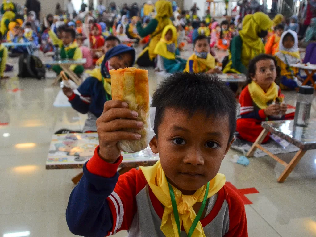 Siswa PAUD menunjukkan makanan olahan ikan pada acara gerakan cinta rupiah dan makan ikan massal di Gedung Kesenian, Kabupaten Ciamis, Jawa Barat, Kamis (24/3/2022). (ANTARA/Adeng Bustomi)