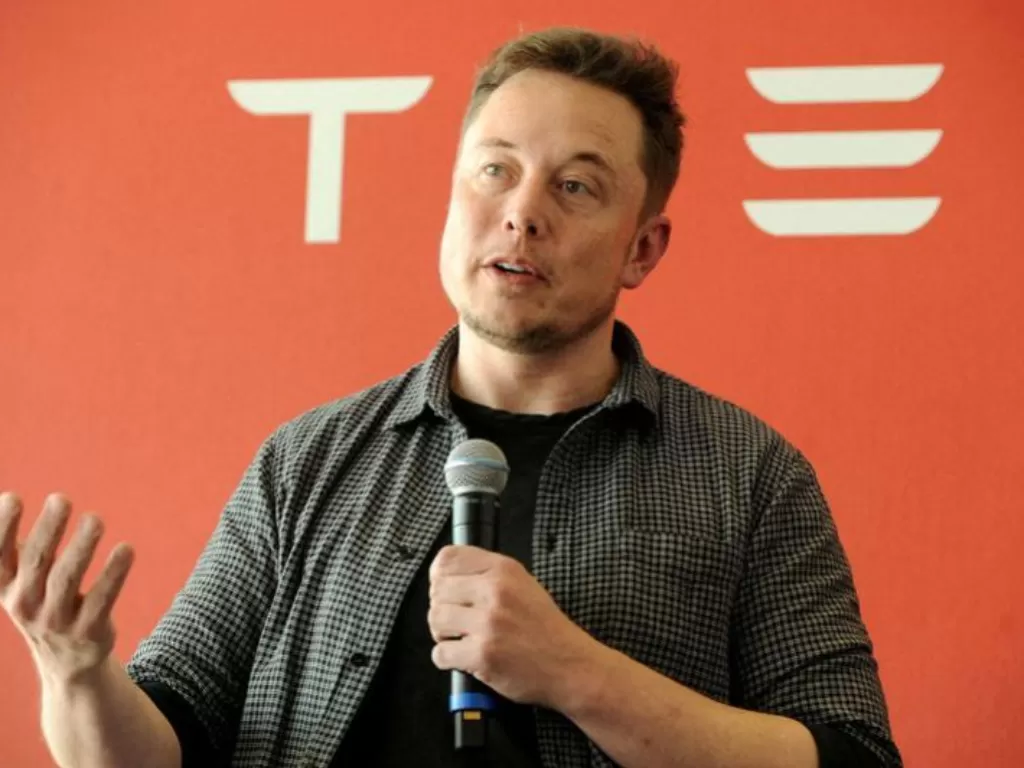 Pendiri dan CEO Tesla Motors Elon Musk berbicara selama tur media Tesla Gigafactory, yang akan memproduksi baterai untuk pembuat mobil listrik, di Sparks, Nevada, AS 26 Juli 2016. (ANTARA/REUTERS/James Glover II)