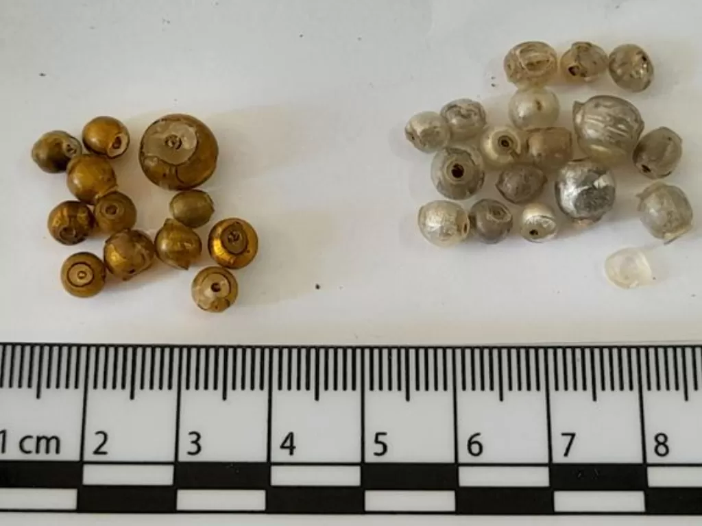 Ditemukan di situs bongal manik-manik lapis emas (kiri) dan kaca (kanan) adalah benda yang dibuat oleh bangsa Romawi ketika menguasai Mesir. (Foto/Balar Sumut)