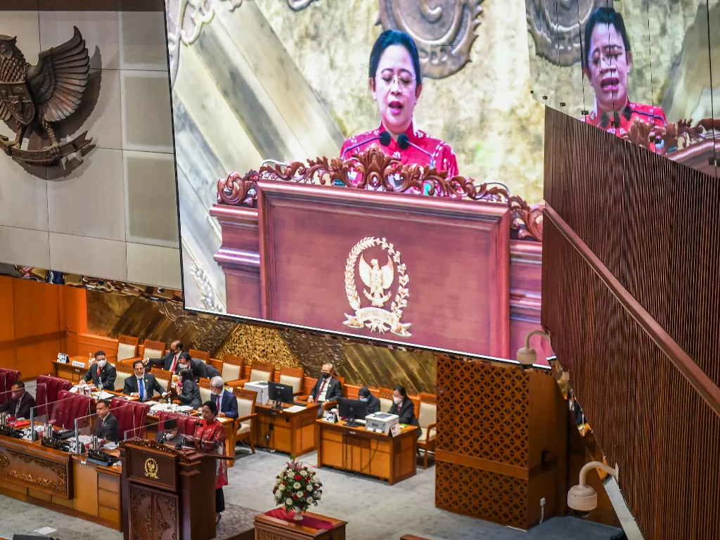Ketua DPR Puan Maharani menyampaikan pidatonya saat Rapat Paripurna DPR ke-17 Masa Persidangan IV Tahun Sidang 2021-2022 di Kompleks Parlemen, Senayan, Jakarta. (ANTARA/Galih Pradipta)