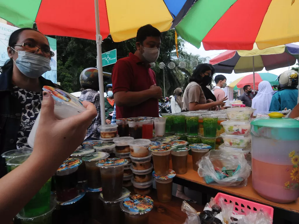Sejumlah pengunjung memilih minuman yang dijual pada pasar tiban takjil di Jalan Jenderal Sudirman, Salatiga, Jawa Tengah. (ANTARA FOTO/Aloysius Jarot Nugroho/hp)