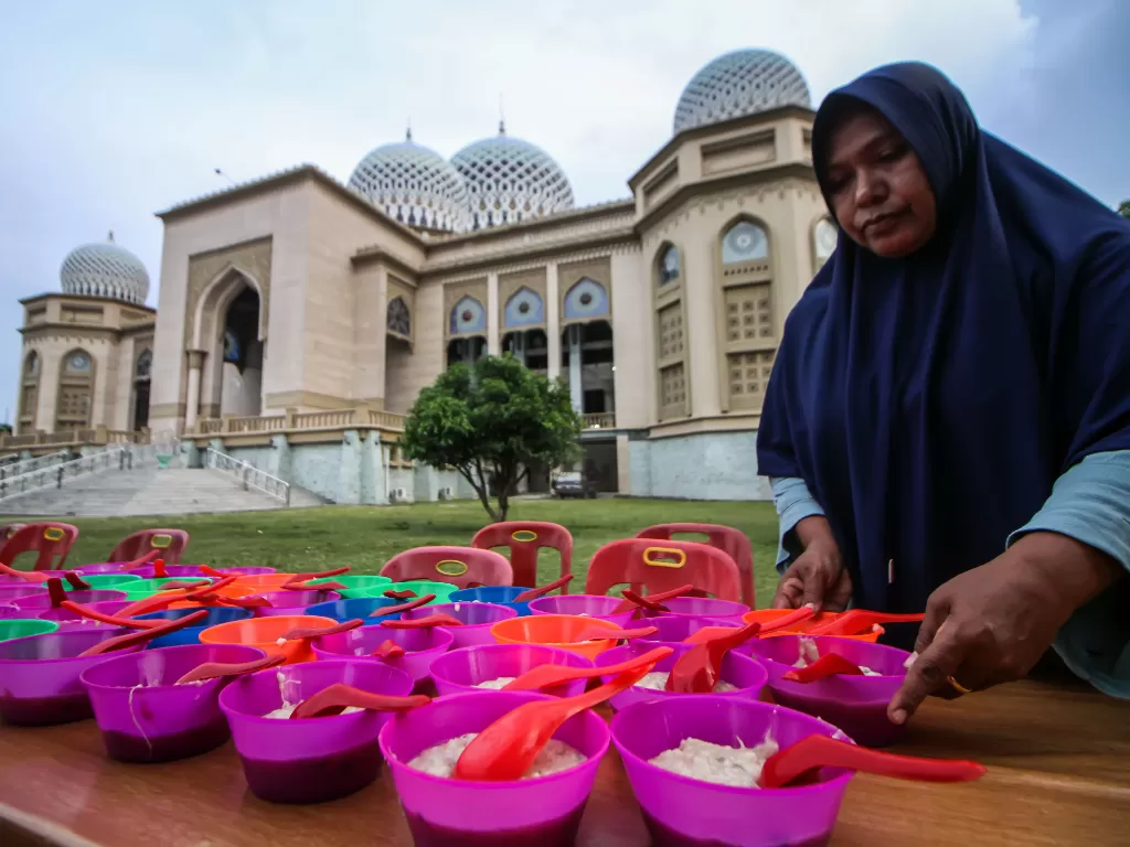 Panitia mempersiapkan sajian berbuka puasa di halaman Masjid Agung Islamic Center, Lhokseumawe, Aceh, Senin (4/4/2022). (ANTARA/Rahmad)