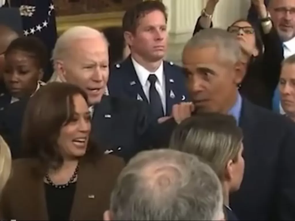 Momen saat Presiden Joe Biden dicueki Barack Obama jadi sorotan publik AS. (Foto/Youtube/The Telegraph)