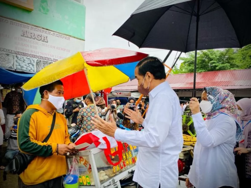 Presiden Jokowi dan Ibu Iriana di Pasar Rakyat Angso Duo Baru, Kota Jambi. (DOk. BPMI Setpres/Laily Rachev)