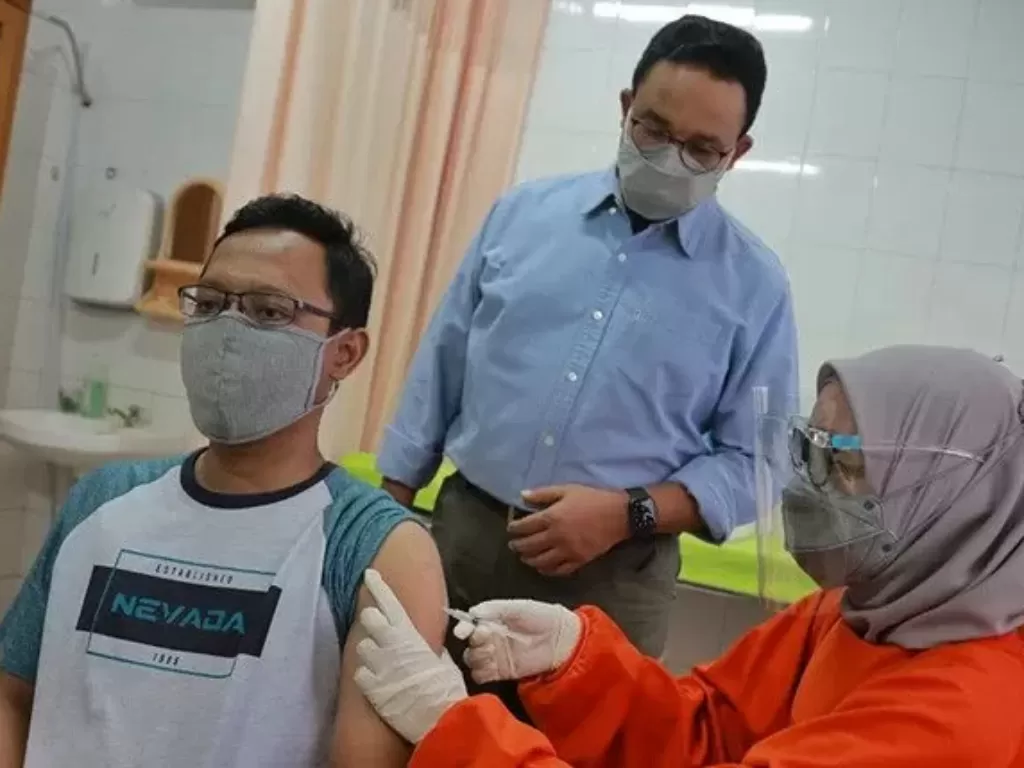 Gubernur DKI Jakarta, Anies Baswedan menyaksikan proses vaksinasi COVID-19 kepada warga saat melakukan inspeksi ke Puskesmas Cilandak, Jakarta Selatan(ANTARA/HO-Dadang W)