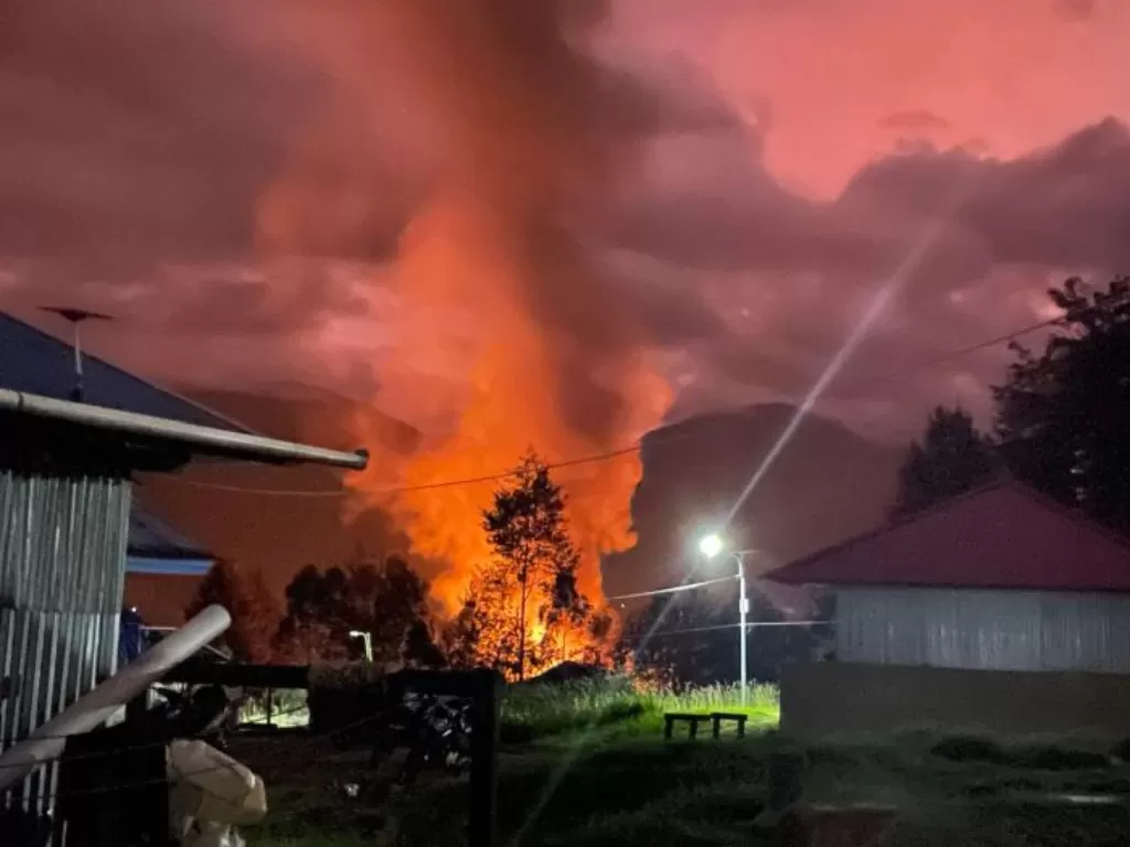 KKB bakar rumah warga di Ilaga, Kabupaten Puncak, Papua. (Dok. Humas Polda Papua)