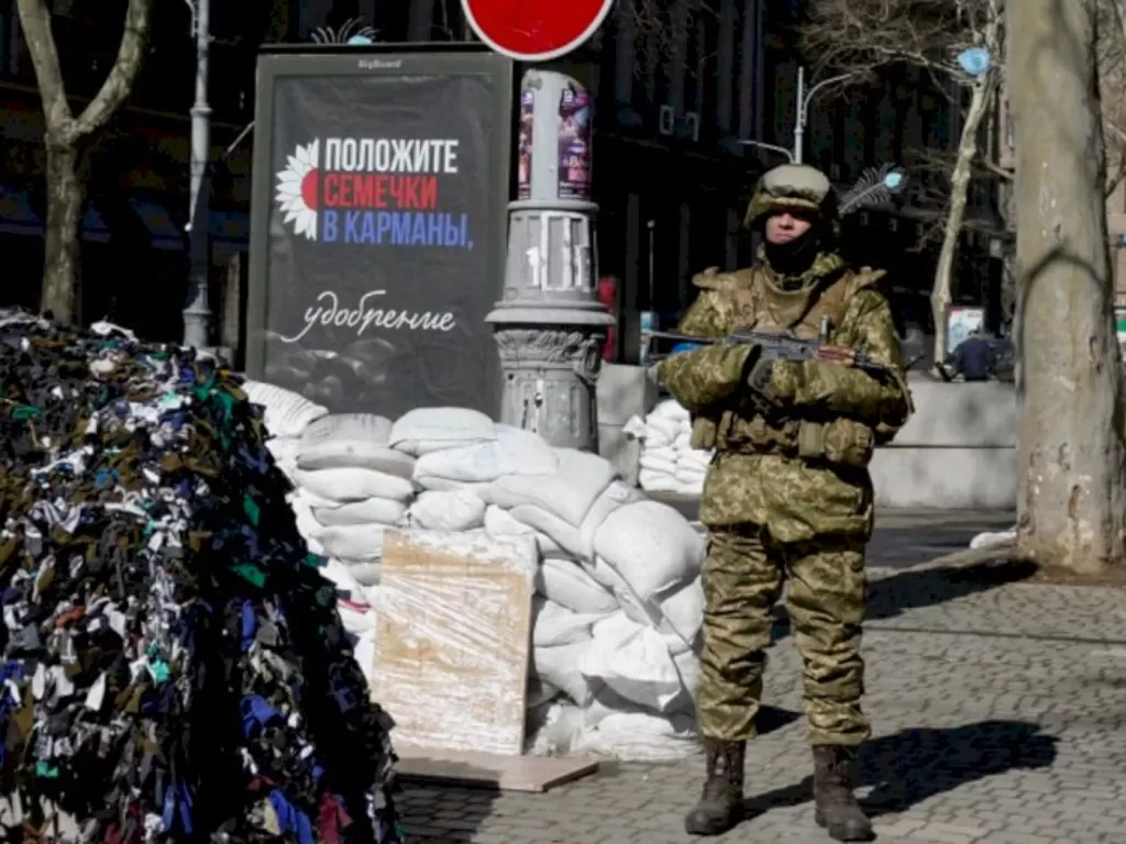 Seorang tentara Ukraina berjaga-jaga di tengah kota Odesa dari serangan invasi Rusia. (REUTERS/Igor Tkachenko)
