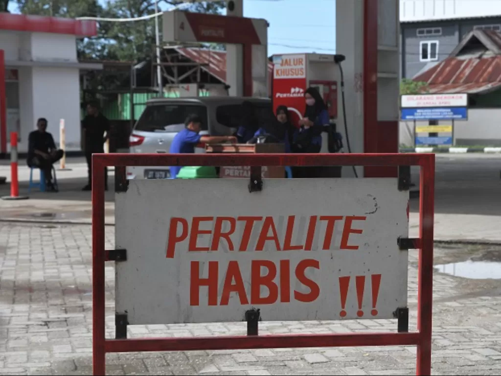 Pemilik SPBU memasang informasi tentang Pertalite stok habis di Kendari, Sulawesi Tenggara. (ANTARA FOTO/Jojon)