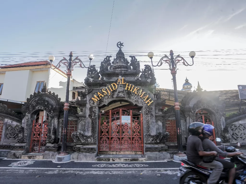 Masjid mirip pura di Bali. (Rizal Fanany/IDZ Creators)