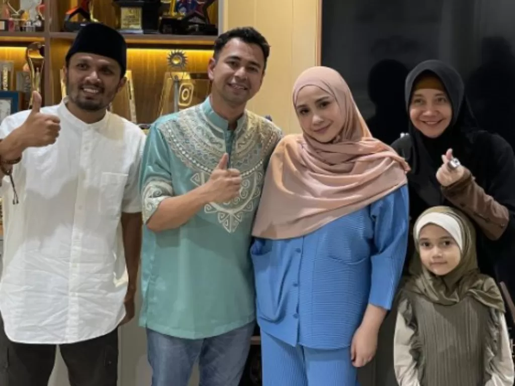 Nagita Slavina, Raffi Ahmad dan keluarga Ustadz Hanan Attaki. (Instagram/@raffinagita1717)