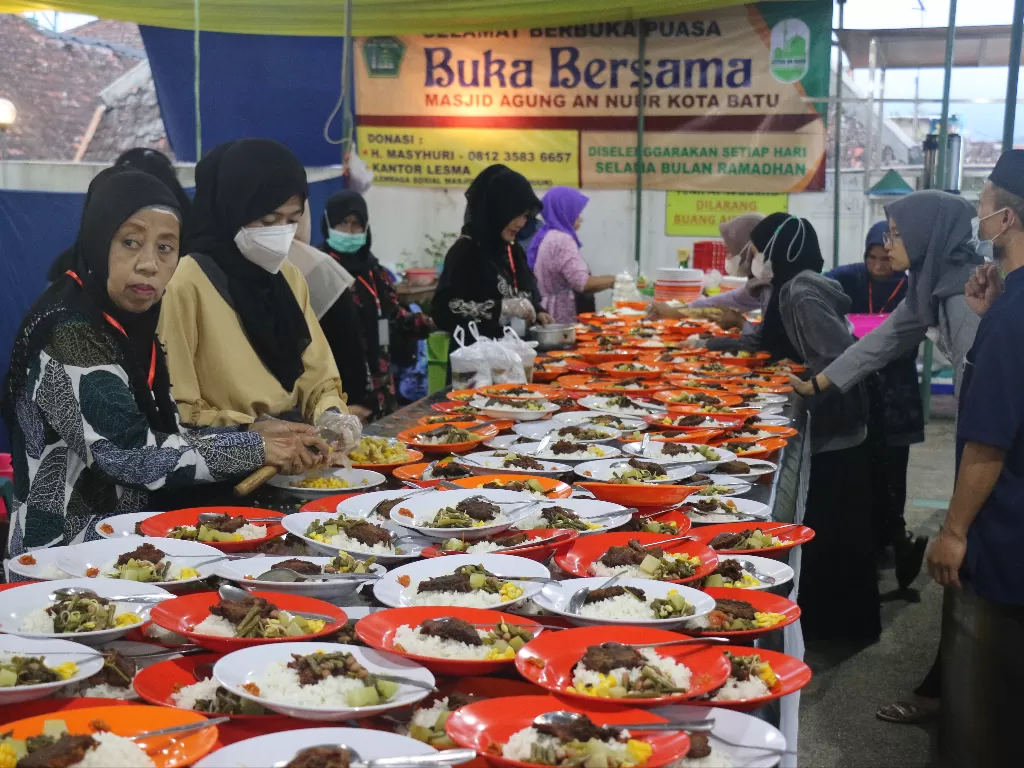 Makanan buka puasa gratis untuk jemaah masjid dan wisatawan (Hasan Syamsuri/IDZ Creators)