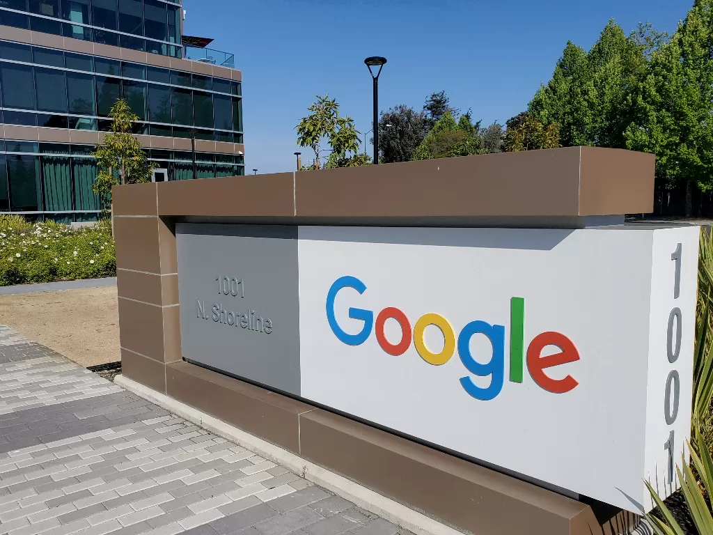 Ilustrasi - logo di kantor Google, California, AS. (REUTERS/Paresh Dave)