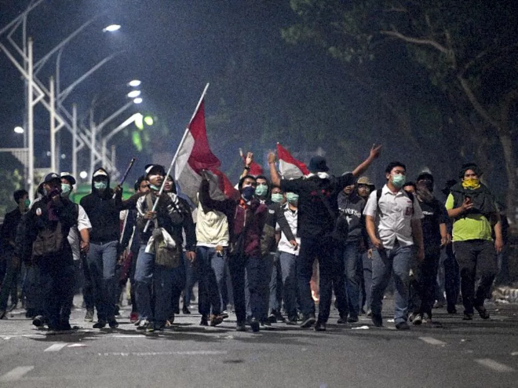 Sejumlah pelajar mengikuti unjuk rasa di Jalan Gerbang Pemuda, Senayan, Jakarta. (Antara/Sigid Kurniawan)