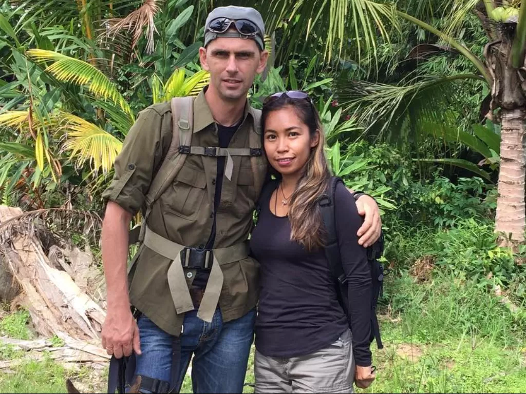 Prada Kalaweit dan suaminya, Chanee, pasangan kekasih yang tinggal di hutan Kalimantan. (Instagram/@pradakalaweit)
