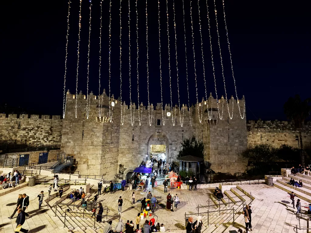Pemandangan umum menunjukkan Gerbang Damaskus dihiasi dengan lampu menjelang bulan suci Ramadhan di Kota Tua Yerusalem. (Reuters/Ammar Awad)