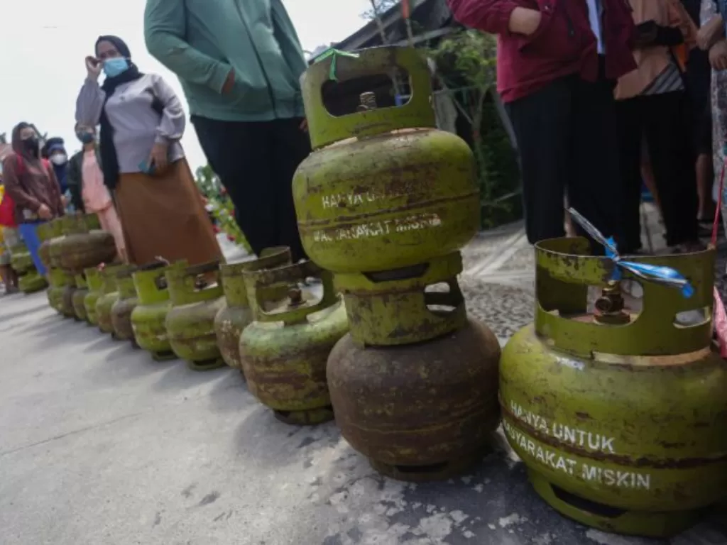 Warga antre gas 3 kg di Riau. (ANTARA FOTO/Makna Zaezar)