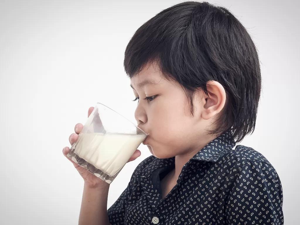Ilustrasi anak minum susu. (Freepik/Jcomp)