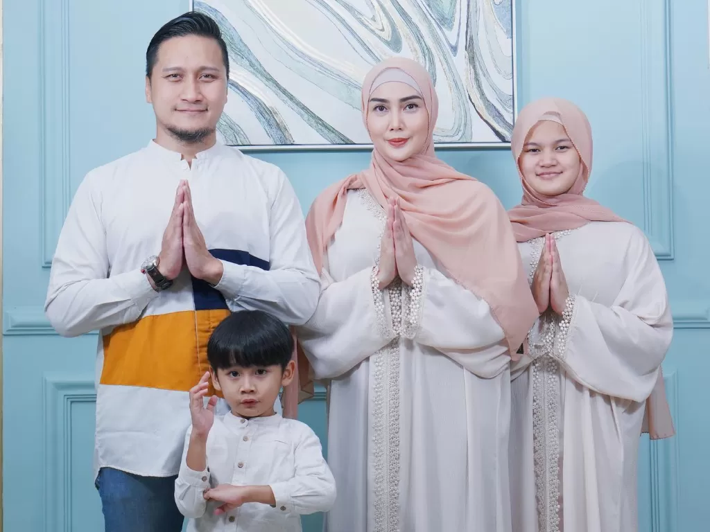 Arie Untung bersama istri dan anak-anaknya. (Instagram/ariekuntung)