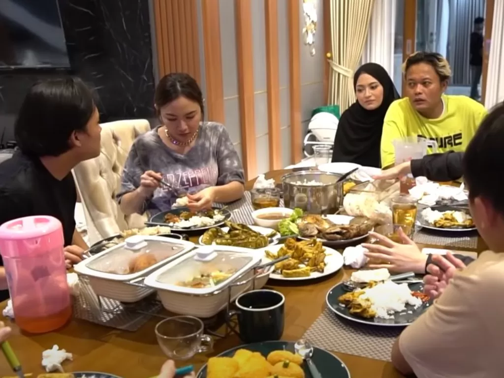 Buka puasa bersama keluarga Sule. (YouTube/SULE FAMILY)