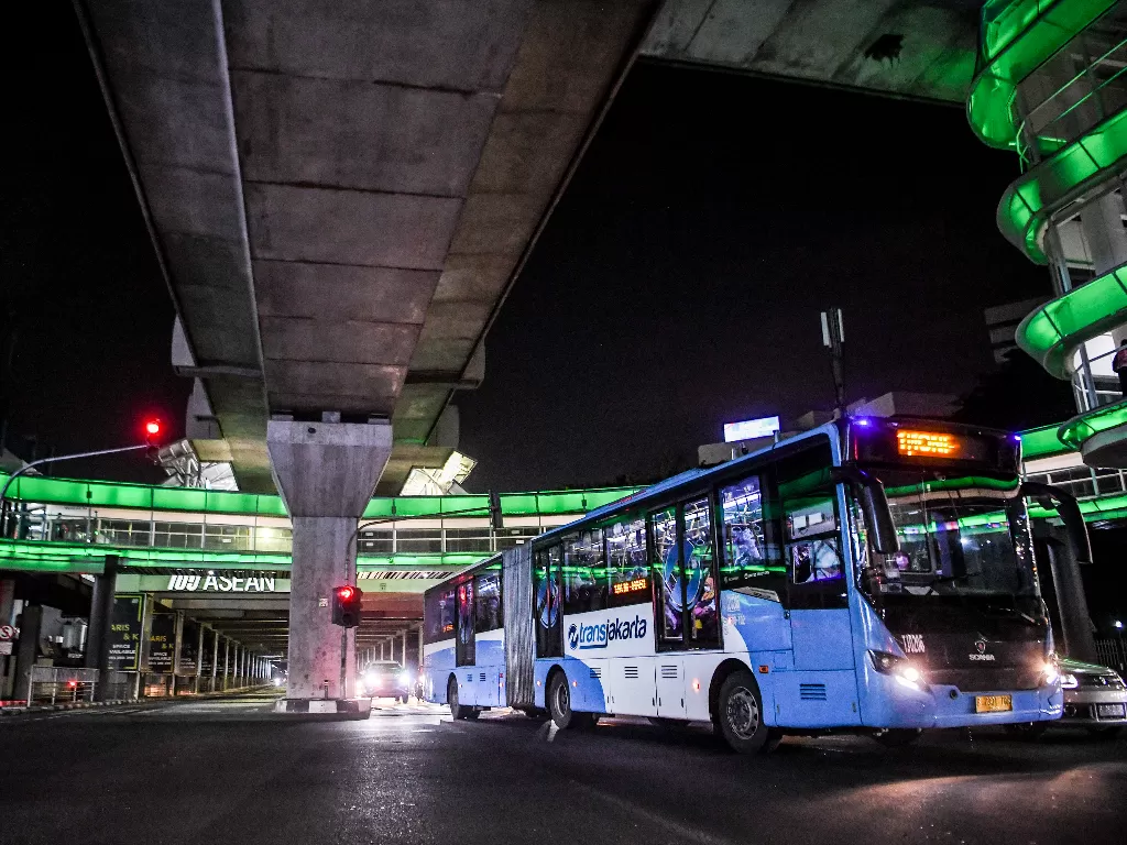 Bus Transjakarta melintas di bawah halte integrasi CSW di Jakarta. (ANTARA/Hafidz Mubarak A)