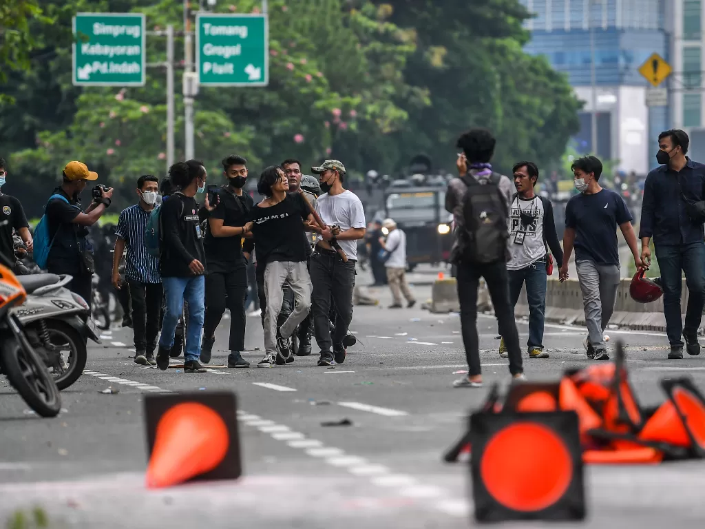 Petugas kepolisian menangkap oknum saat aksi unjuk rasa di depan kompleks Parlemen di Jakarta, Senin (11/4/2022). (ANTARA/Galih Pradipta)