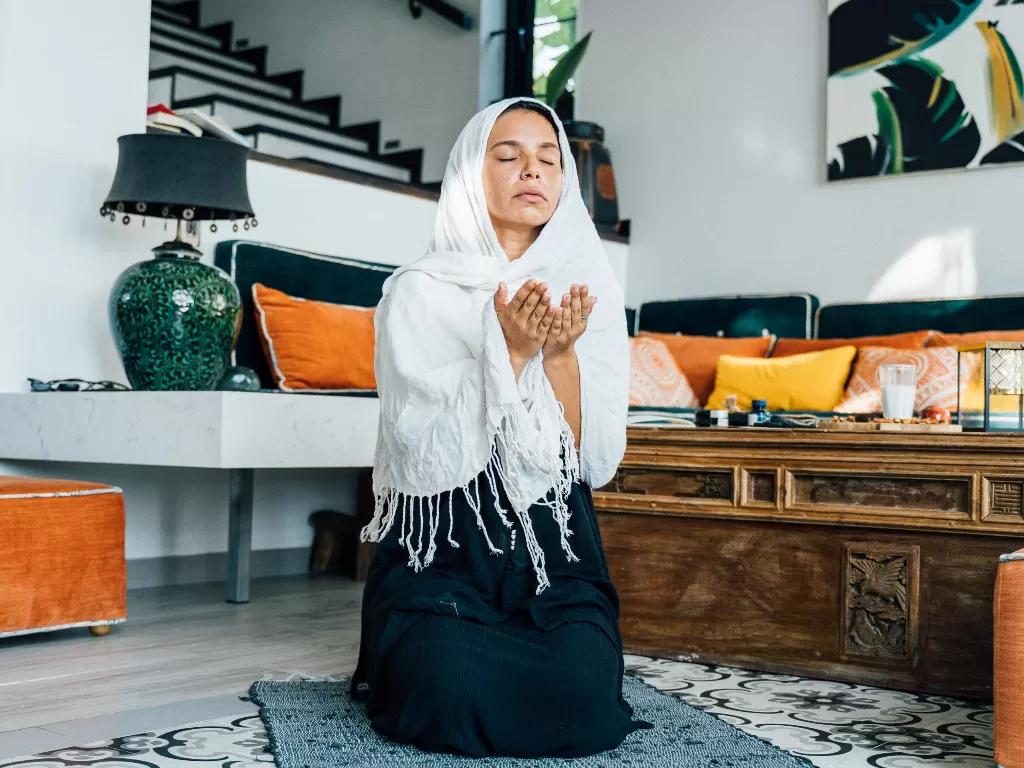 Ilustrasi seorang muslimah sedang berdoa (Pexels/Anna Tarazevich)