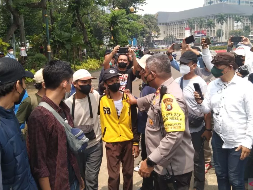 Petugas kepolisian menangkap remaja termasuk pelajar SMA dari Tangerang karena diduga hendak ikut demo mahasiswa di kawasan Monas, Jakarta. (ANTARA/Dewa Ketut Sudiarta Wiguna)