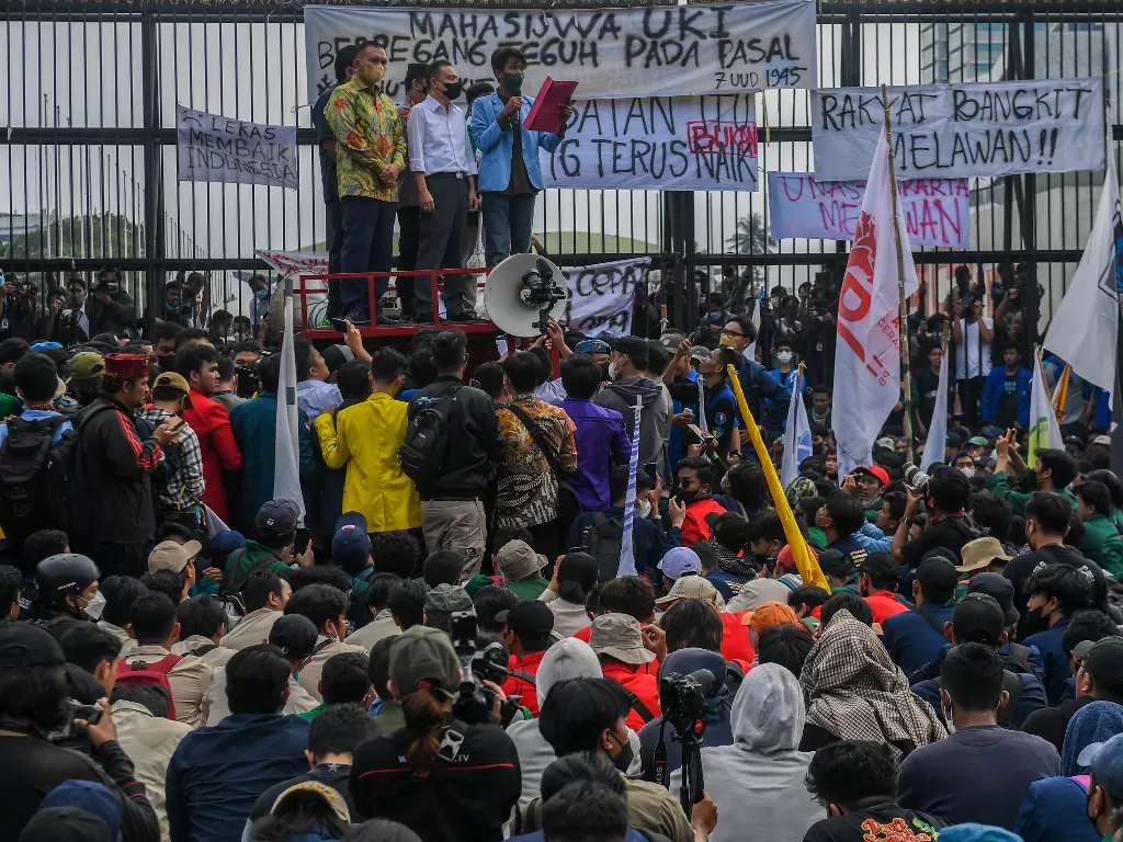 Wakil Ketua DPR Sufmi Dasco Ahmad (tengah), dan Lodewijk Freidrich Paulus (kiri) menemui massa aksi saat aksi unjuk rasa di depan kompleks Parlemen di Jakarta, Senin (11/4/2022). (ANTARA/Galih Pradipta)