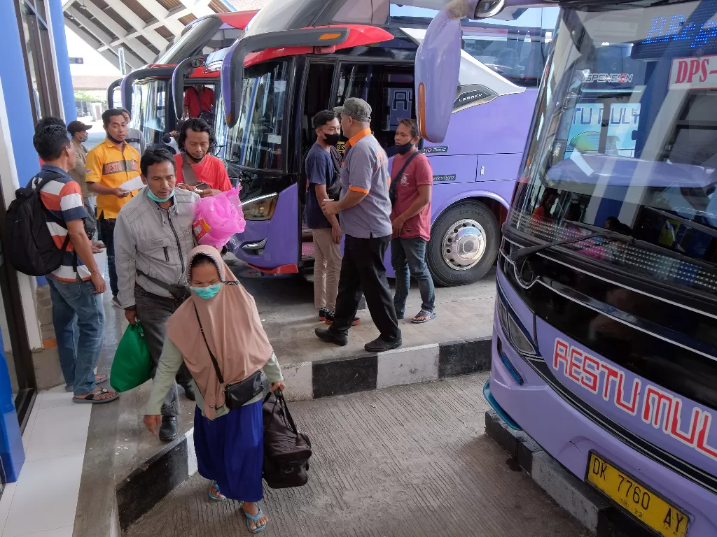 Penumpang bersiap-siap memasuki bus angkutan kota antar provinsi (AKAP) saat mudik. (ANTARA/Nyoman Hendra Wibowo)