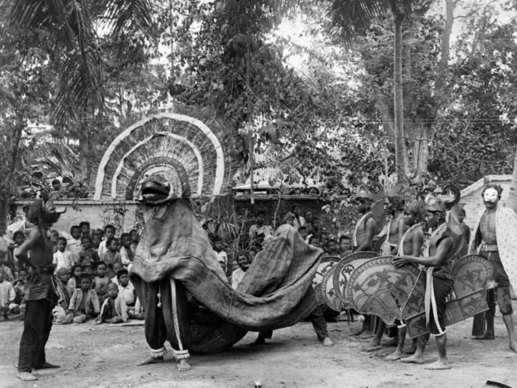 Pertunjukan Reog di Ponorogo pada tahun 1920. Selain Reog, terdapat pula penari kuda kepang dan Bujang Ganong. (Wikipedia).