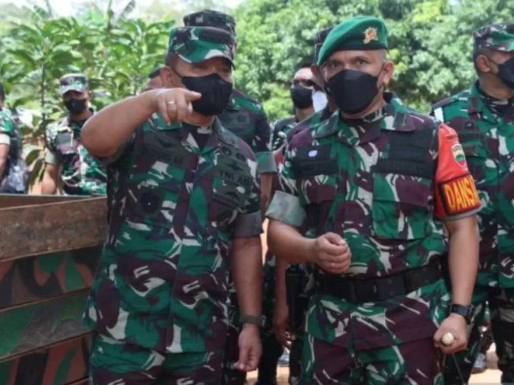 Kepala Staf Angkatan Darat (Kasad) Jenderal TNI Dudung Abdurachman (Kiri) mengecek secara langsung prajuritnya di Merauke, Papua. (ANTARA/HO-Dispenad)