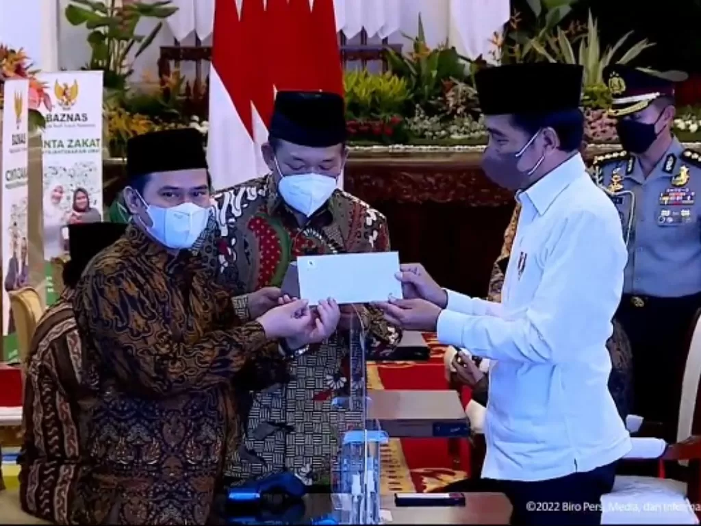 Presiden Joko Widodo menyerahkan zakatnya kepada Baznas di Istana Negara, Jakarta Pusat. (Youtube Sekretariat Presiden)