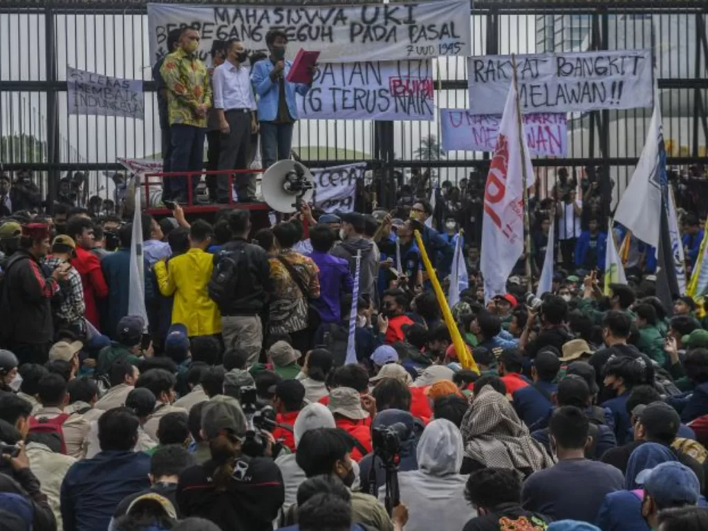 Demo 11 April di gedung DPR. (ANTARA FOTO/Galih Pradipta)