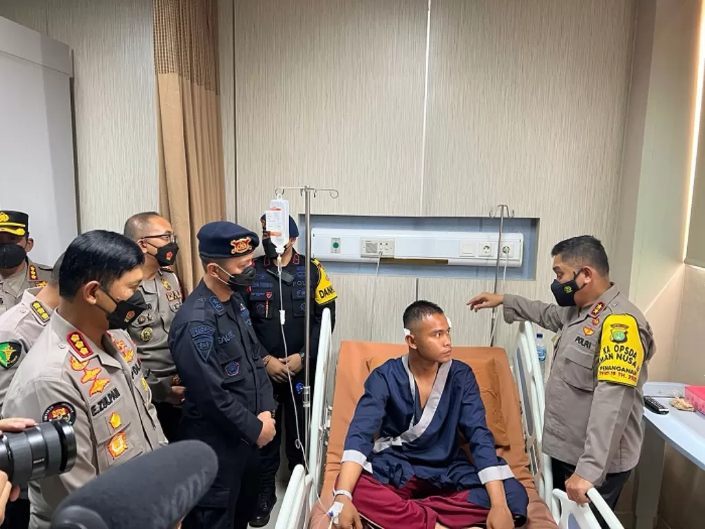 Kapolda Metro Jaya Irjen Pol Fadil Imran mengunjungi salah satu anggota polisi yang jadi korban usai mengamankan aksi demo di depan Gedung DPR/MPR 11 April 2022. (Dok. Istimewa)