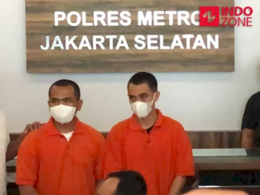 Putra Siregar dan Rico Valentino di Polres Jakarta Selatan (INDOZONE/Samsudhuha Wildansyah)