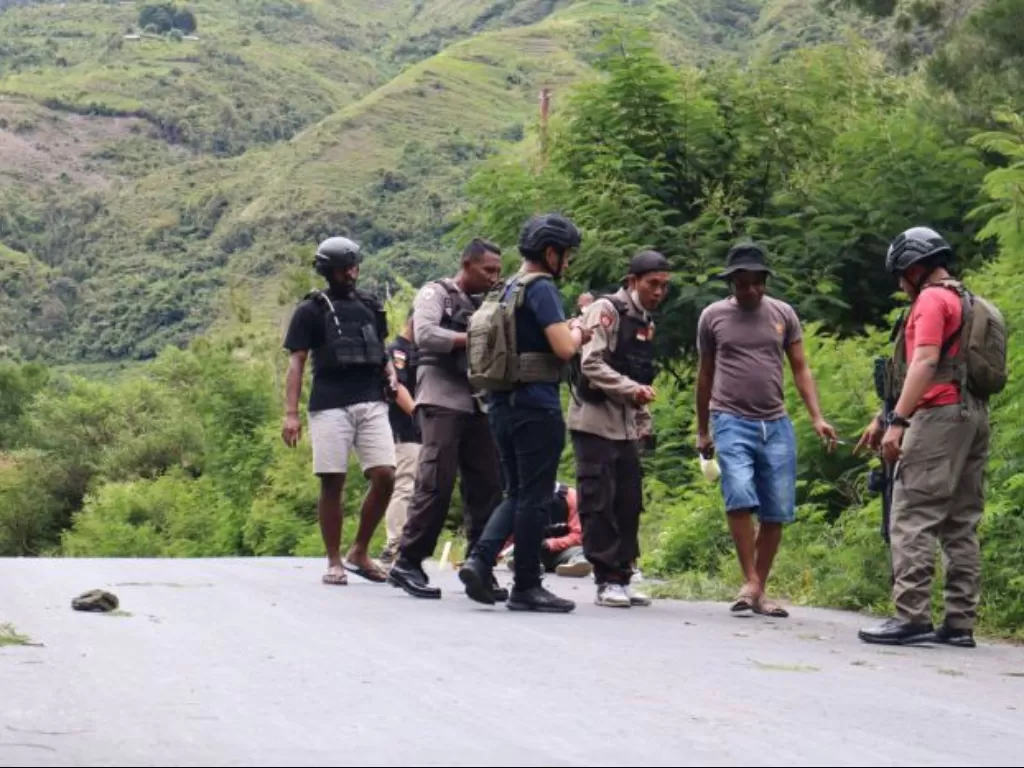Polisi olah TKP kasus KKB tembak tukan ojek di Kabupaten Puncak, Papua. (Dok Polda Papua)