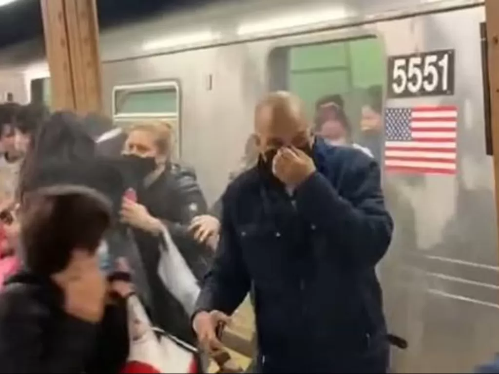 Penembakan di kereta bawah tanah New York. (Tangkapan layar/Twitter/@justvaibhav)