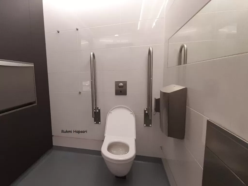 Toilet umum bayar Rp20 ribu. (Rukmi Hapsari/IDZ Creators)