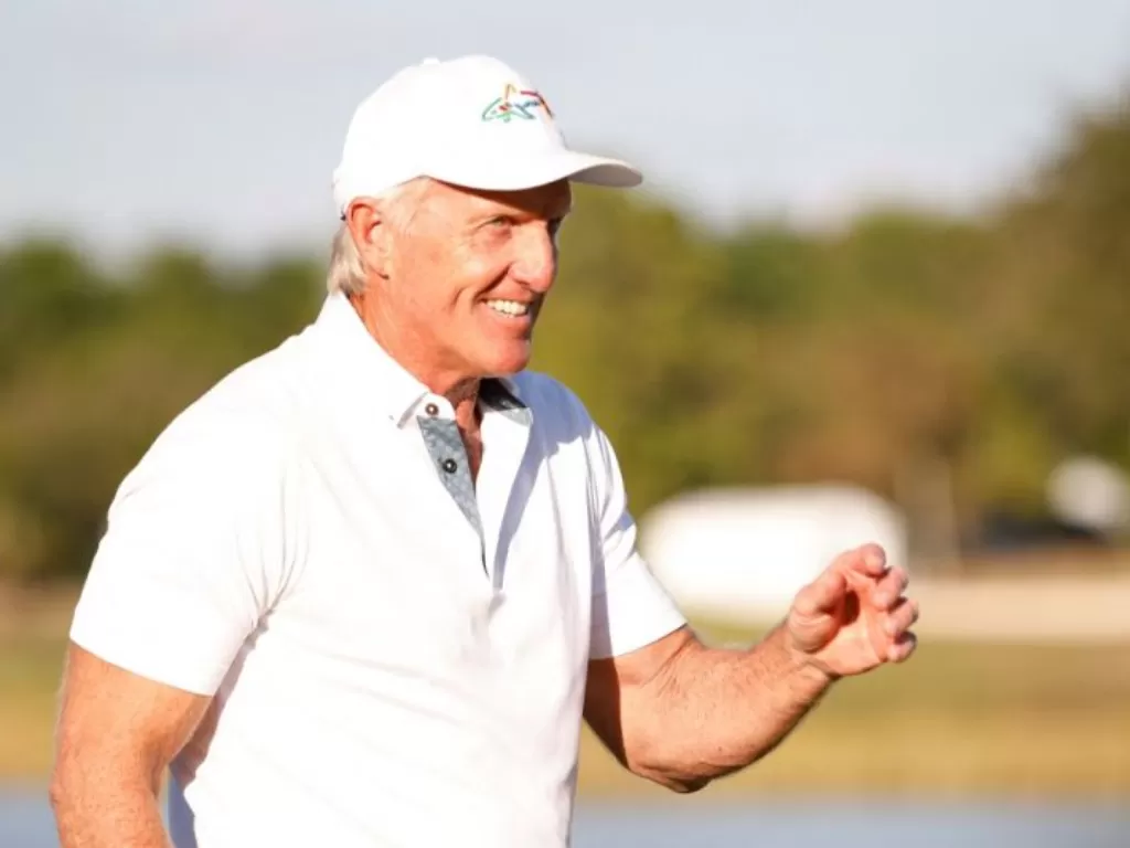 Legenda golf Greg Norman saat turnamen QBE Shootout di Tiburon Golf Club di Naples, Florida, Amerika Serikat, 12 Desember 2021. (Getty Images via AFP/CLIFF HAWKINS)