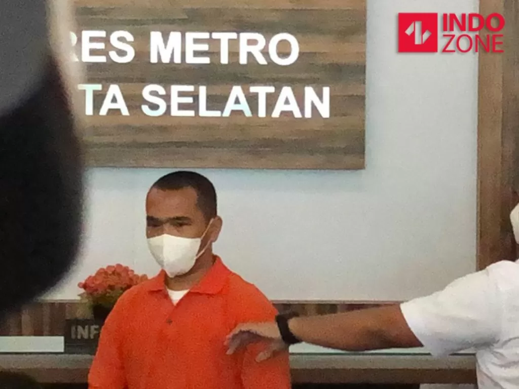 Putra Siregar saat konferensi pers di Polres Metro Jakarta Selatan. (INDOZONE/Samsudhuha Wildansyah)