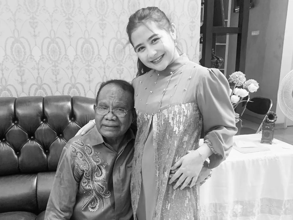 Prilly Latuconsina dan sang kakek. (Instagram/prillylatuconsina96)