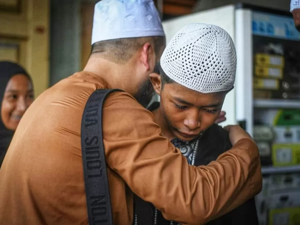 Anak jalanan menangis haru saat dibelikan baju Muslim ustaz asal Malaysia. (Riki Ariyanto/IDZ Creators)