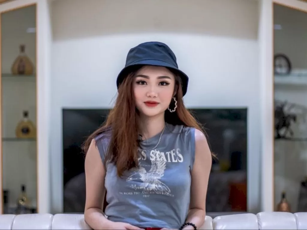 Kekasih Indra Kenz, Vanessa Khong, dijadwalkan menjalani pemeriksaan di Bareskrim Polri hari ini. (Instagram/@vanessakhongg)
